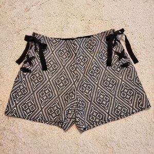 Gap For Good Black & White High Waist Woven Lace Up Shorts Size 2